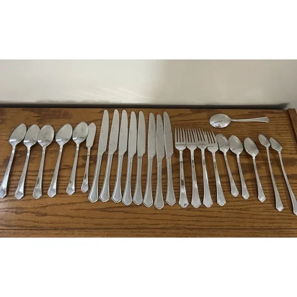 Pfaltzgraff 18/0 Stainless Silverware - CAPRI FROST - Flatware 24 Piece Set - Picture 5 of 10